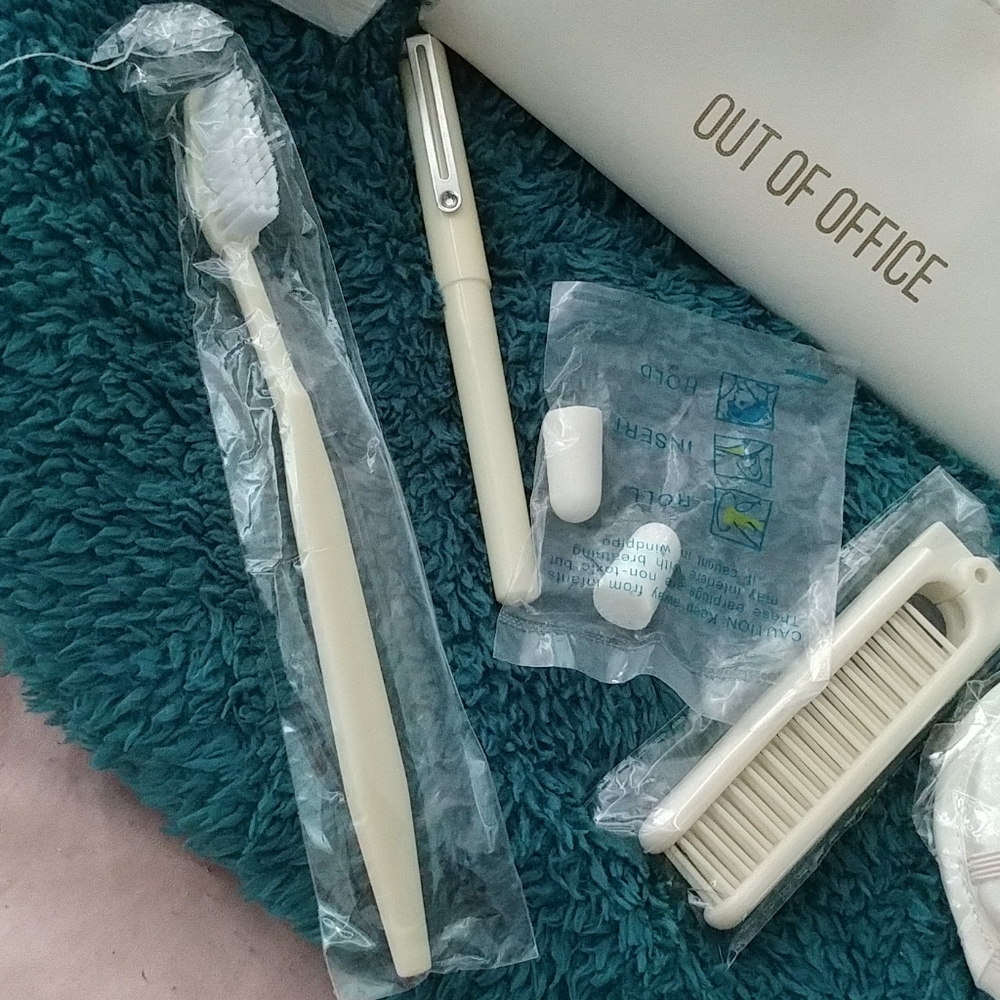 🆕 ✨ travel Out of Office beauty set - Picture 5 of 6